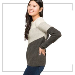 Design History Carrie Grey Colorblock Chevron Zipper Back Sweater, Size S